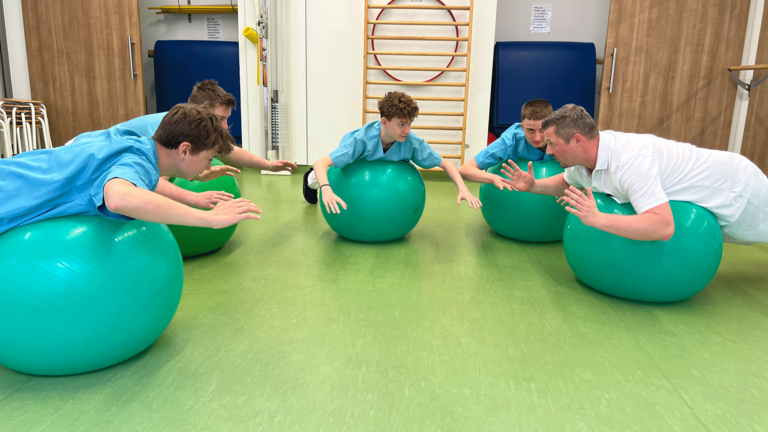 Immanuel Klinik Rüdersdorf - Nachricht - Boys’ Day in Rüdersdorf - Übung auf Gymnastikbällen