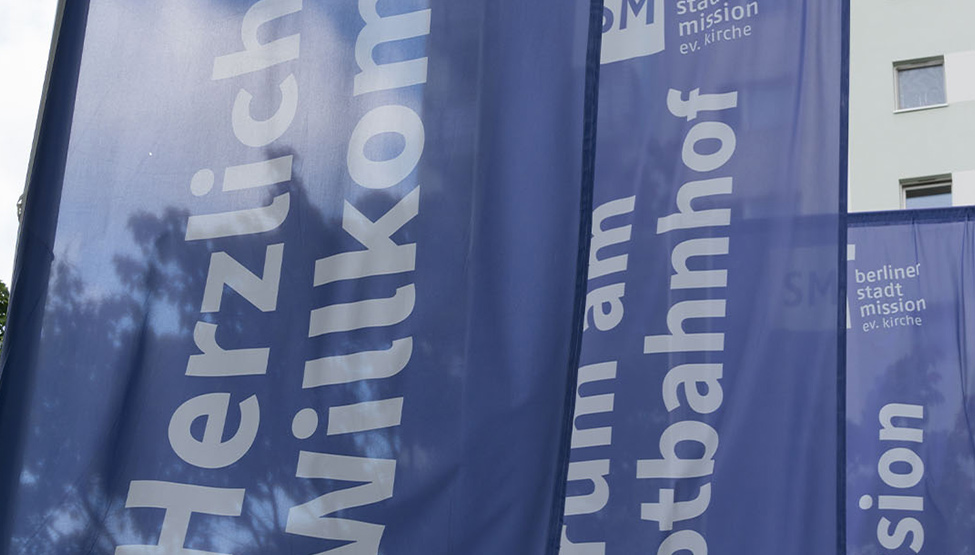 Flaggen mit der Aufschrift Berliner Stadtmission - Solidarität nach dem Anschlag auf die Kältebusse Flaggen mit der Aufschrift Berliner Stadtmission - Solidarität nach dem Anschlag auf die Kältebusse