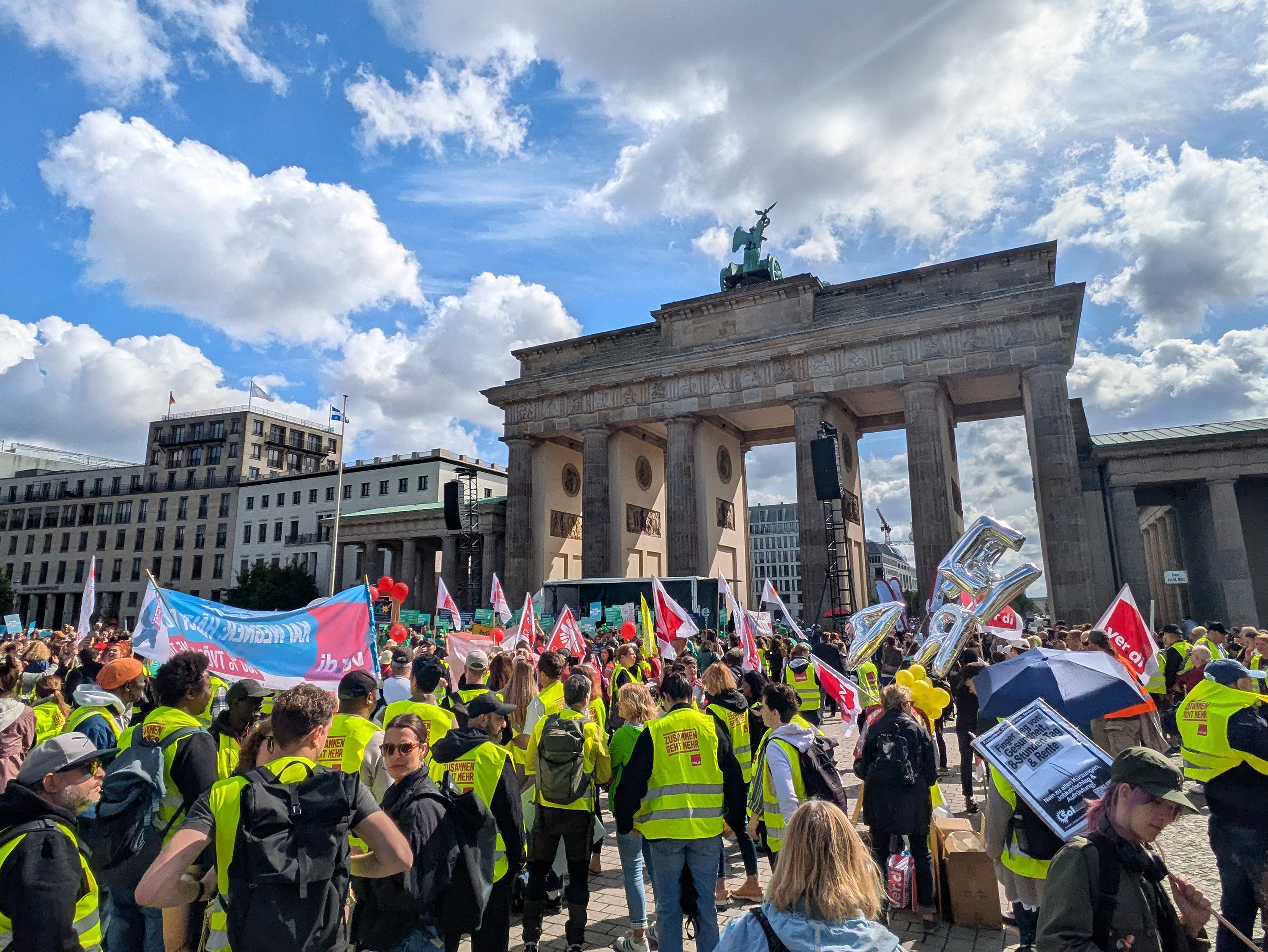 Am Brandenburger Tor setzten Unterstützerinnen und Unterstützer ein Zeichen gegen die geplanten Kürzungen Am Brandenburger Tor setzten Unterstützerinnen und Unterstützer ein Zeichen gegen die geplanten Kürzungen