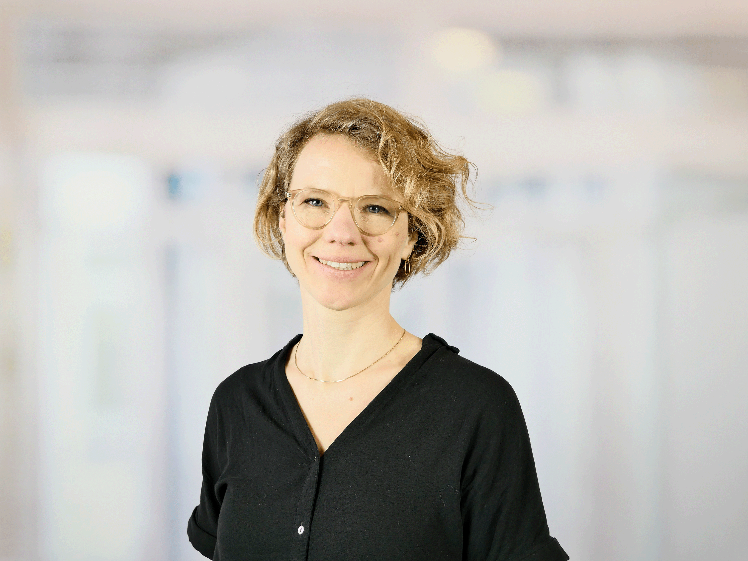 Portraitfoto Jessica Paul, Ausbildungskoordinatorin, Werkstück, Berlin-Wannsee