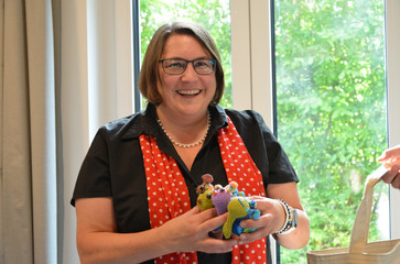 Maike Aschenbrenner mit gehäkelten Nestelschnecken in der Hand