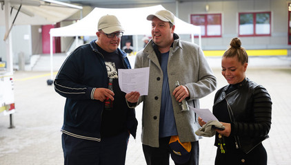 Drei Mitarbeitende blicken stehen im Festzelt und schauen auf Blätter mit einem Liedtext bei der Jubiläumsfeier 20 Jahre Albertinen Services Hamburg ASH in Rellingen. Drei Mitarbeitende blicken stehen im Festzelt und schauen auf Blätter mit einem Liedtext bei der Jubiläumsfeier 20 Jahre Albertinen Services Hamburg ASH in Rellingen.