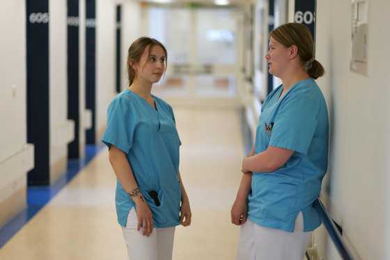 Zwei Pflegekräfte auf dem Gang in der Pflegestation Orthopaedie und Urologie im Albertinen Krankenhaus, Hamburg-Schnelsen 