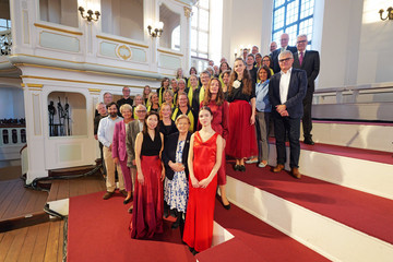 Festliches Gruppenfoto im Kirchensaal mit Musizierenden, Organisationsteam und geladenen Gästen beim 10. Herzbrücke-Benefizkonzert im Hamburger „Michel“ der Albertinen-Stiftung. Festliches Gruppenfoto im Kirchensaal mit Musizierenden, Organisationsteam und geladenen Gästen beim 10. Herzbrücke-Benefizkonzert im Hamburger „Michel“ der Albertinen-Stiftung.
