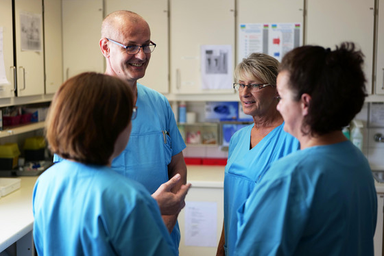 Ein Pflegeteam unterhält sich im Stationszimmer der Inneren Medizin im Albertinen Krankenhaus in Hamburg-Schnelsen