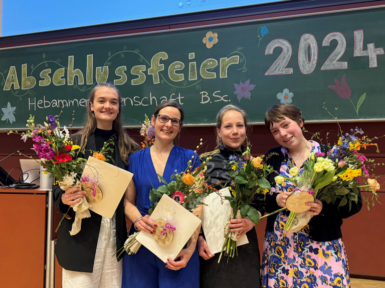 Jule, Charlotte, Hannah-Sophia und Helen beim Abschluss ihres Hebammensstudiums, Albertinen Geburtszentrum in Hamburg-Schnelsen