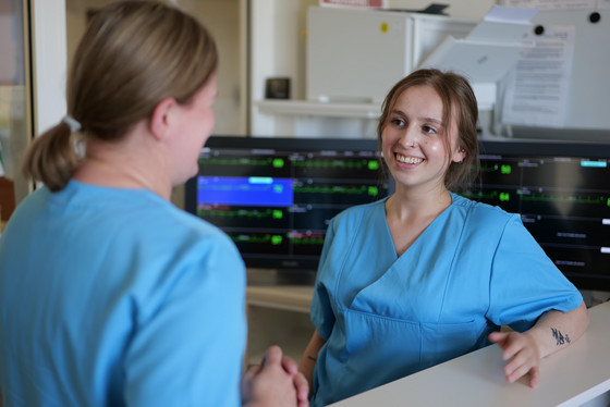 Zwei Pflegerinnen unterhalten sich im Stationszimmer der Kardiologie im Albertinen Krankenhaus in Hamburg-Schnelsen