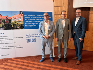 Symposiumsleiter Dr. Udo Schneider und Prof. Jens Schmidt sowie Roy J. Noack begrüßen die Teilnehmenden.