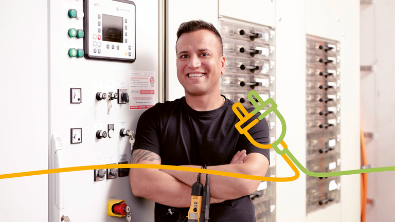 Elektroniker bei der Arbeit im Schaltschrank – Fachkraft für Elektrotechnik in modernem Industrieumfeld für Stellenanzeige im Elektrohandwerk