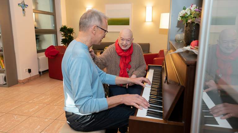 Für das anspruchsvolle Ehrenamt in der Hospizarbeit werden interessierte Menschen in einem mehrmonatigen Vorbereitungskurs für den Umgang mit sterbenden Menschen und deren Angehörigen befähigt, Diakonie Hospiz Wannsee, Berlin-Wannsee