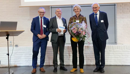 Ralf Zastrau, Prof. Dr. Hans-Peter Meier-Baumgartner und Prof. Dr. Wolfgang von Renteln-Kruse stehen nebeneinander mit Dr. Ulrike Dapp, die einen Blumenstrauße in den Händen hält, auf der Bühne bei der Jubiläumsveranstaltung mit Symposium und einer Dankesveranstaltung zum 25-jährige Bestehen der LUCAS Langzeit-Kohortenstudie im Hamburger Albertinen Haus und Kirche am Albertinen Krankenhaus. Ralf Zastrau, Prof. Dr. Hans-Peter Meier-Baumgartner und Prof. Dr. Wolfgang von Renteln-Kruse stehen nebeneinander mit Dr. Ulrike Dapp, die einen Blumenstrauße in den Händen hält, auf der Bühne bei der Jubiläumsveranstaltung mit Symposium und einer Dankesveranstaltung zum 25-jährige Bestehen der LUCAS Langzeit-Kohortenstudie im Hamburger Albertinen Haus und Kirche am Albertinen Krankenhaus.