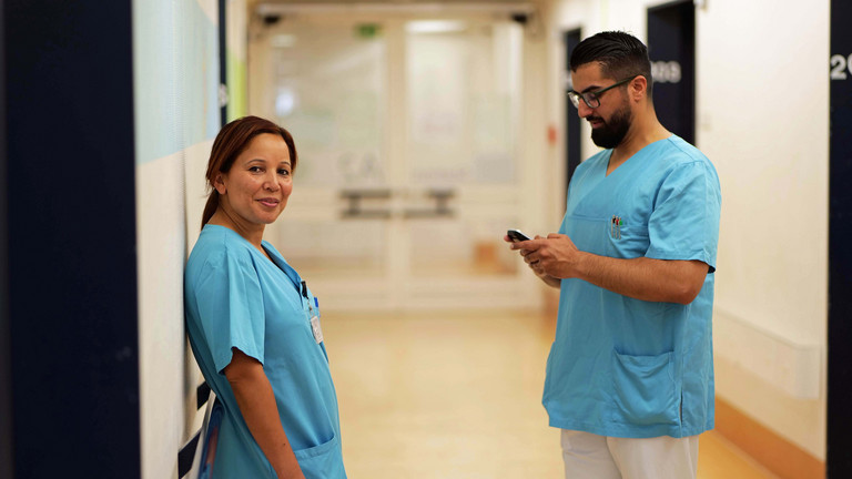 Zwei Pflegefachkräfte des Pflegepools stehen im Stationsgang im Albertinen Krankenhaus in Hamburg-Schnelsen