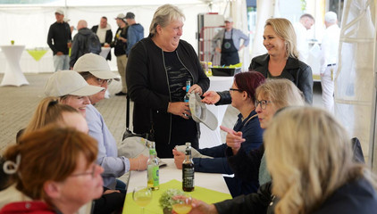 Mitarbeitende sitzen und stehen um einen Tisch im Festzelt und unterhalten sich fröhlich bei der Jubiläumsfeier 20 Jahre Albertinen Services Hamburg ASH in Rellingen. Mitarbeitende sitzen und stehen um einen Tisch im Festzelt und unterhalten sich fröhlich bei der Jubiläumsfeier 20 Jahre Albertinen Services Hamburg ASH in Rellingen.