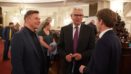 Andreas Mende und Dr. Thorsten Minuth, Konzerngeschäftsführer der Immanuel Albertinen Diakonie, unterhalten sich mit Gästen im Kirchensaal beim 10. Herzbrücke-Benefizkonzert im Hamburger „Michel“ der Albertinen-Stiftung. Andreas Mende und Dr. Thorsten Minuth, Konzerngeschäftsführer der Immanuel Albertinen Diakonie, unterhalten sich mit Gästen im Kirchensaal beim 10. Herzbrücke-Benefizkonzert im Hamburger „Michel“ der Albertinen-Stiftung.