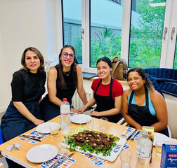 Vier internationale Pflegekräfte bei selbst gekochtem Essen, Internationales Recruiting, Integration, Albertinen Krankenhaus, Hamburg