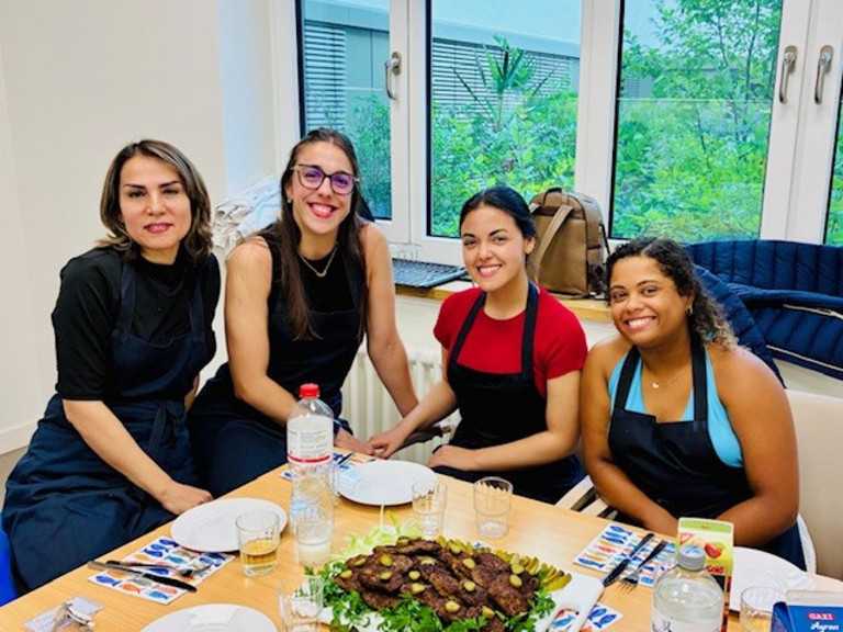 Vier internationale Pflegekräfte bei selbst gekochtem Essen, Internationales Recruiting, Integration, Albertinen Krankenhaus, Hamburg