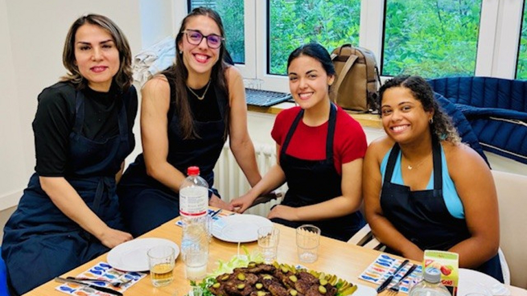 Vier internationale Pflegekräfte bei selbst gekochtem Essen, Internationales Recruiting, Integration, Albertinen Krankenhaus, Hamburg Vier internationale Pflegekräfte bei selbst gekochtem Essen, Internationales Recruiting, Integration, Albertinen Krankenhaus, Hamburg