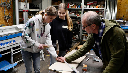 Schülerinnen beim Girls’ Day bei Werkstück in Berlin bearbeiten Metall unter Anleitung in der Werkstatt