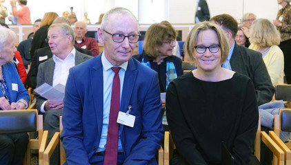 Ralf Zastrau sitzt in den Stuhlreihen neben Hamburgs Sozialsenatorin Melanie Schlotzhauer bei der Jubiläumsveranstaltung mit Symposium und einer Dankesveranstaltung zum 25-jährige Bestehen der LUCAS Langzeit-Kohortenstudie im Hamburger Albertinen Haus und Kirche am Albertinen Krankenhaus.. Ralf Zastrau sitzt in den Stuhlreihen neben Hamburgs Sozialsenatorin Melanie Schlotzhauer bei der Jubiläumsveranstaltung mit Symposium und einer Dankesveranstaltung zum 25-jährige Bestehen der LUCAS Langzeit-Kohortenstudie im Hamburger Albertinen Haus und Kirche am Albertinen Krankenhaus..