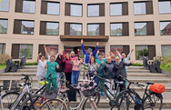 Das Team „Immanuel Klinikum & Netzwerk Gesunde Kinder radeln“ jubelt vor dem Krankenhaus zum 1. Platz beim Stadtradeln Bernau 2025 mit ihren Fahrrädern