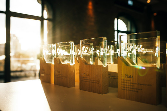 Awards stehen auf einem Tisch Awards stehen auf einem Tisch