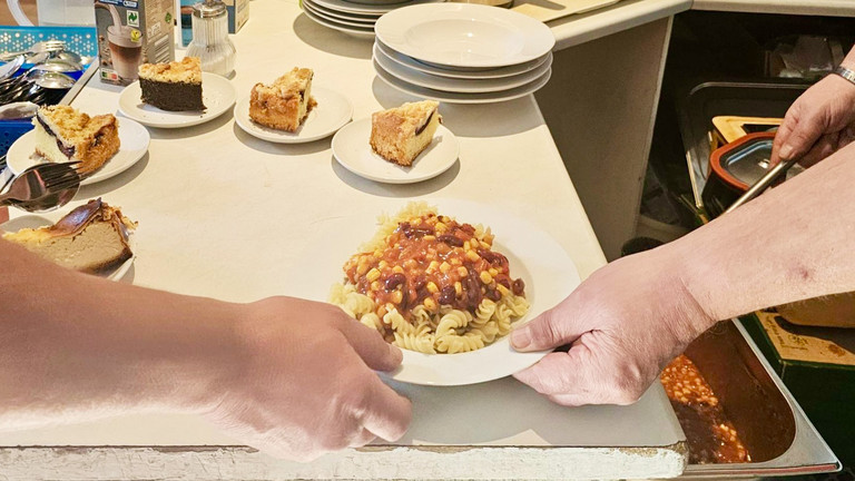 Essensausgabe in der Tagesstätte Sozialprojekt Prenzlauer Berg
