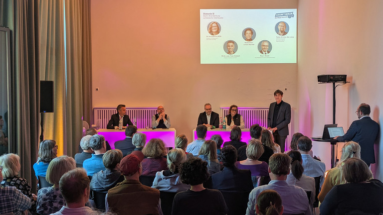 Panel-Teilnehmende mit Moderator Lorenz Maroldt