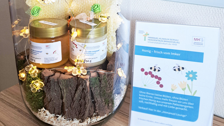 Zwei Honiggläser in einer deskorierten Glasvase Zwei Honiggläser in einer deskorierten Glasvase