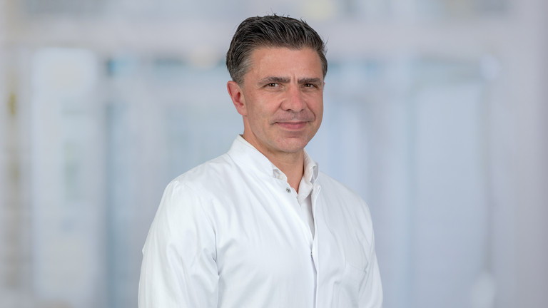 Portraitfoto von Univ.-Prof. Dr. med. Marc Kriege, Chefarzt Klinik für Anästhesiologie, Intensivmedizin und Schmerztherapie im Immanuel Klinikum Bernau Herzzentrum Brandenburg.