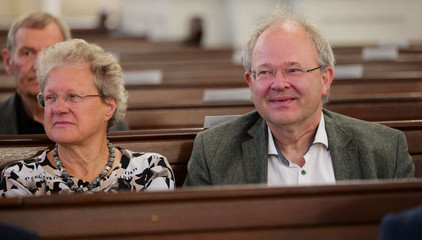Eine Frau und ein Mann sitzen auf einer Kirchenbank im Kirchensaal beim 10. Herzbrücke-Benefizkonzert im Hamburger „Michel“ der Albertinen-Stiftung. Eine Frau und ein Mann sitzen auf einer Kirchenbank im Kirchensaal beim 10. Herzbrücke-Benefizkonzert im Hamburger „Michel“ der Albertinen-Stiftung.