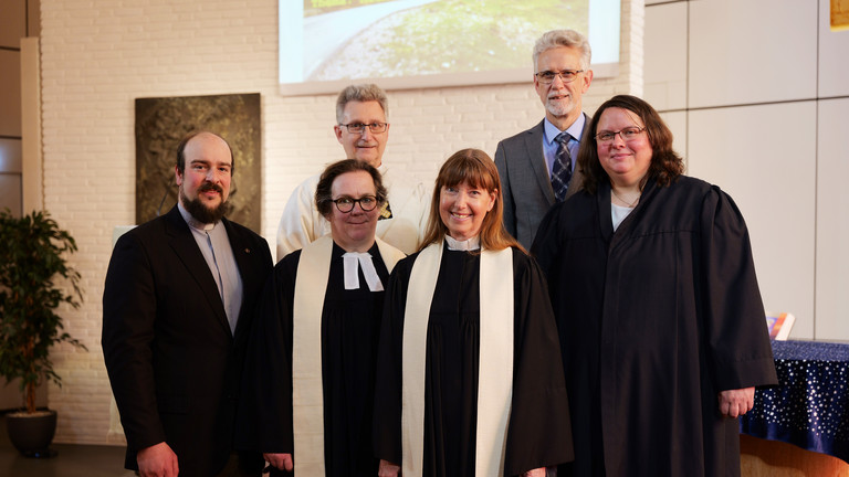 Haben den ökumenischen Gedenkgottesdienst gemeinsam gestaltet: Pastor Fritz Rohde, Pastorin Annkatrin Kolbe, Diakon Stephan Klinkhamels, Pastorin Anke Zorn, Pastor Manfred Ewaldt, Pastorin Karin Pusch (von links) Haben den ökumenischen Gedenkgottesdienst gemeinsam gestaltet: Pastor Fritz Rohde, Pastorin Annkatrin Kolbe, Diakon Stephan Klinkhamels, Pastorin Anke Zorn, Pastor Manfred Ewaldt, Pastorin Karin Pusch (von links)