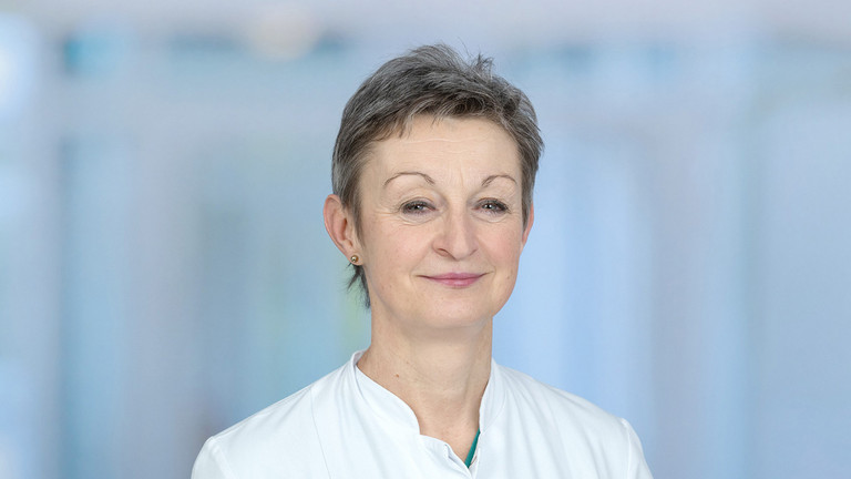 Portraitbild von Dr. Grit Spalding zur Nachricht Eichenprozessionsspinner – Chefärztin der Zentralen Notaufnahme warnt vor Gesundheitsgefahren - Immanuel Klinikum Bernau