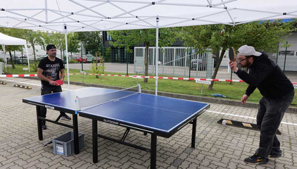 Zwei Mitarbeitende beim Tischtennisspielen bei der Jubiläumsfeier 20 Jahre Albertinen Services Hamburg ASH in Rellingen. Zwei Mitarbeitende beim Tischtennisspielen bei der Jubiläumsfeier 20 Jahre Albertinen Services Hamburg ASH in Rellingen.