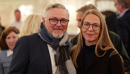 PD Dr. med. Michael Rosenkranz, Ärztlicher Direktor im Albertinen Krankenhaus, blickt mit einer Begleiterin in die Kamera beim 10. Herzbrücke-Benefizkonzert im Hamburger „Michel“ der Albertinen-Stiftung. PD Dr. med. Michael Rosenkranz, Ärztlicher Direktor im Albertinen Krankenhaus, blickt mit einer Begleiterin in die Kamera beim 10. Herzbrücke-Benefizkonzert im Hamburger „Michel“ der Albertinen-Stiftung.