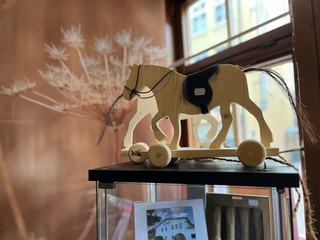 Holzpferd steht auf einem Tisch im Laden