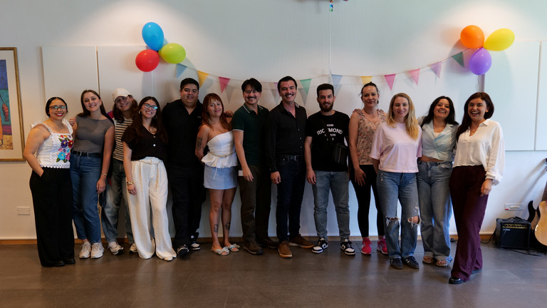 Ein Gruppenfoto internationaler Pflegefachkräfte in einem mit Luftballons bunt geschmückten Veranstaltungsraum bei der Anerkennungsfeier für internationale Pflegefachkräfte im Albertinen Krankenhaus in Hamburg.