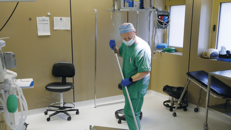 Marko Hörle reinigt einen OP-Saal im Immanuel Krankenhaus Berlin am Standort Wannsee