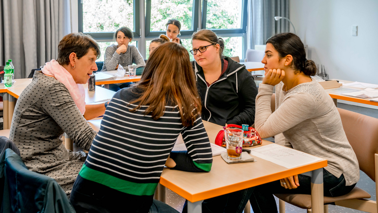  Lerngruppe sitzt an einem Tisch in der Albertinen Schule in Hamburg