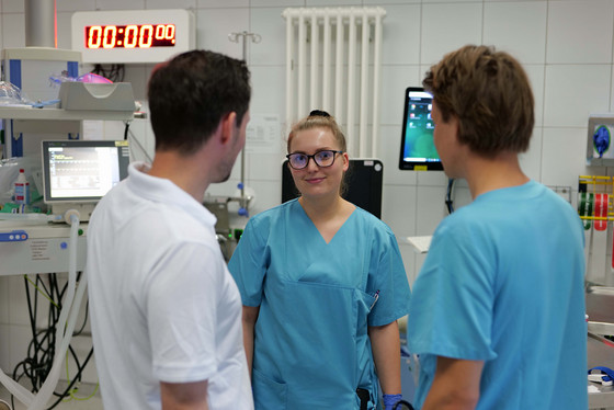 Drei Pflegekräfte unterhalten sich in einem Untersuchungsraum im Zentrum für Notfall- und Akutmedizin im Albertinen Krankenhaus in Hamburg-Schnelsen