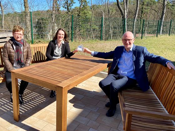 Karin und Stefanie Lange überreichen Walther Seiler ein prall gefülltes Spendenhäuschen, Nachrichten, Diakonie Hospiz Woltersdorf