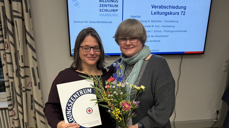 Katrin Vorreyer, stellvertretende leitende Hebamme im Albertinen Geburtszentrum, und Clarissa Richter, leitende Hebamme, bei der Verabschiedung des Leitungskurses 72 am Bildungszentrum Schlump in Hamburg