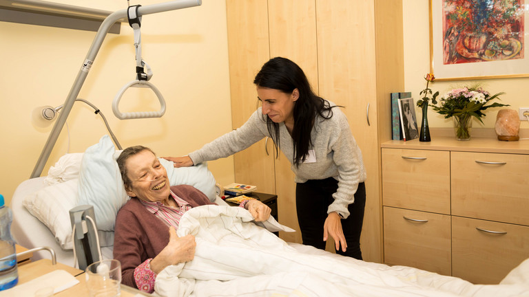 Weiblicher Hospizgast mit Betreuerin im Hospizzimmer im Albertinen Hospiz Norderstedt