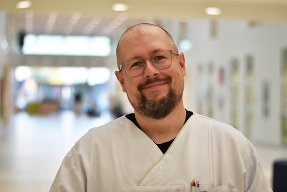 Portraitfoto von Martin Sauerland-Seiderer, Stationsleiter Kardiologie im Albertinen Krankenhaus in Hamburg-Schnelsen