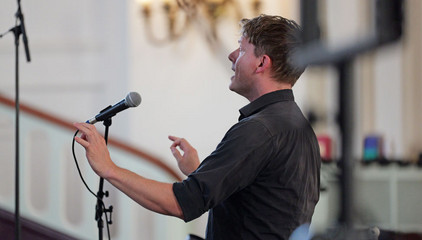 Der Leiter des Gospelchors dirigiert den Chor beim 10. Herzbrücke-Benefizkonzert im Hamburger „Michel“ der Albertinen-Stiftung. Der Leiter des Gospelchors dirigiert den Chor beim 10. Herzbrücke-Benefizkonzert im Hamburger „Michel“ der Albertinen-Stiftung.