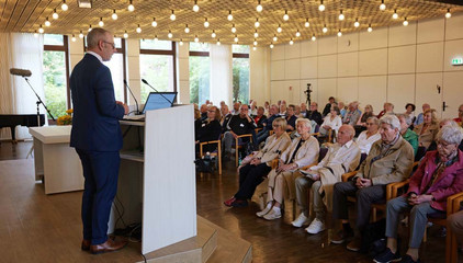 Ralf Zastrau spricht am Rednerpult zum Publikum bei der Jubiläumsveranstaltung mit Symposium und einer Dankesveranstaltung zum 25-jährige Bestehen der LUCAS Langzeit-Kohortenstudie im Hamburger Albertinen Haus und Kirche am Albertinen Krankenhaus.. Ralf Zastrau spricht am Rednerpult zum Publikum bei der Jubiläumsveranstaltung mit Symposium und einer Dankesveranstaltung zum 25-jährige Bestehen der LUCAS Langzeit-Kohortenstudie im Hamburger Albertinen Haus und Kirche am Albertinen Krankenhaus..