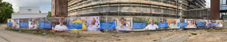 Bauzaunwerbung am Albertinen Zentrum für Altersmedizin Bauzaunwerbung am Albertinen Zentrum für Altersmedizin