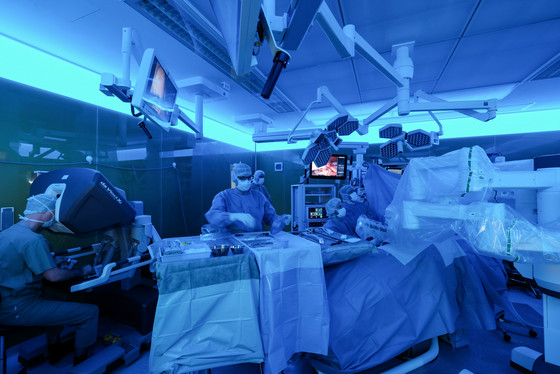 Blick in Operationssaal mit Operationssystem da Vinci, Albertinen Zentrum für roboterassistiertes Operieren, Albertinen Krankenhaus, Hamburg