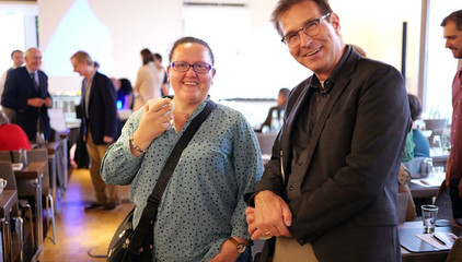Zwei Mitarbeitende blicken lächelnd in die Kamera beim Einführungssymposium „Die Zukunft ist alt!“ von Priv.-Doz. Dr. Gödel, Chefarzt der Klinik für Geriatrie im Albertinen Zentrum für Altersmedizin im Albertinen Krankenhaus in Hamburg.