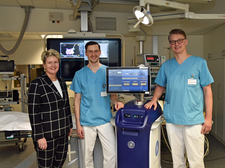 Dr. Sabine Pfeifer, Geschäftsführerin der Albertinen-Stiftung, Priv.-Doz. Dr. Benjamin Schäffer, Ärztlicher Leiter Elektrophysiologie, und Prof. Dr. Karsten Sydow, Chefarzt Klinik für Kardiologie im Albertinen Krankenhaus