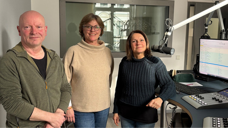 Jens Ziller, Leiter von Immanuel Dialog, Stefanie Lemmer, Beraterin im Gesundheitsmanagement und Moderatorin Julia Nogli (v.l.n.r)